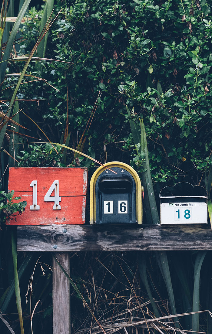 Caixas de correio no meio de um jardim
